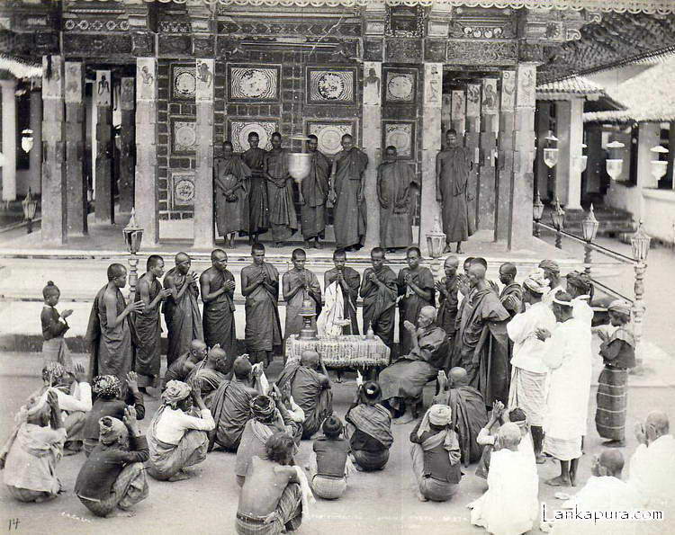Kandy%20Temple%20Buddha_s%20Tooth%20Monks%20Prayer%20Sri%20Lanka_Ceylon.jpg