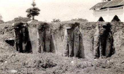 Ruwanweli Dagoba and elephant wall in Ceylon 1927