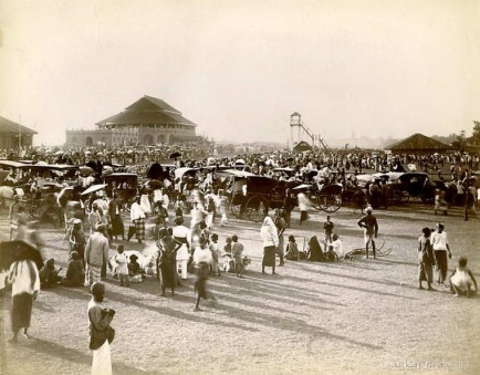 crowd had gathered to watch Galle Face horse racing