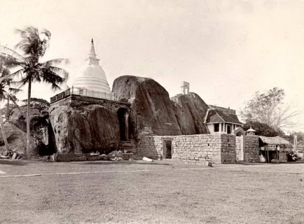 Isurumuniya Vihara (rock temple) in Anuradhapura, Ceylon 1903