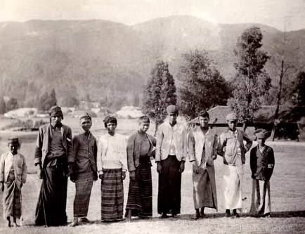 A group of golf caddies at Nuwara Eliya, Ceylon 1903